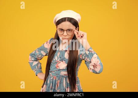 Enfant fille avec expression en colère. adolescent de 12, 13, 14 ans avec un visage en colère, des émotions bouleversées. Banque D'Images