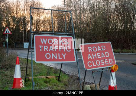 Wendover, Buckinghamshire, Royaume-Uni. 30th janvier 2023. Small Dean Lane reste fermé en raison de HS2 travaux. HS2 travaux de construction pour le petit Dean Viaduct le long de la A413 sud de Wendover. Une fois construit, le petit viaduc Dean prendra les trains à grande vitesse 2 qui traversent le A413, la ligne de chemin de fer Chilterns et la petite voie Dean. HS2 ont abattu un grand nombre d'arbres à côté de la A413 ainsi que démolir la ferme et les bâtiments de ferme à Road Barn Farm. Crédit : Maureen McLean/Alay Live News Banque D'Images