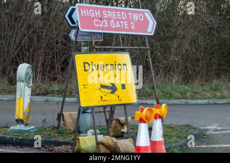 Wendover, Buckinghamshire, Royaume-Uni. 30th janvier 2023. Small Dean Lane reste fermé en raison de HS2 travaux. HS2 travaux de construction pour le petit Dean Viaduct le long de la A413 sud de Wendover. Une fois construit, le petit viaduc Dean prendra les trains à grande vitesse 2 qui traversent le A413, la ligne de chemin de fer Chilterns et la petite voie Dean. HS2 ont abattu un grand nombre d'arbres à côté de la A413 ainsi que démolir la ferme et les bâtiments de ferme à Road Barn Farm. Crédit : Maureen McLean/Alay Live News Banque D'Images