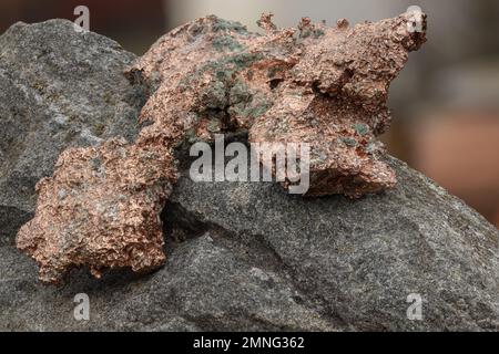 minerai de cuivre brut reposant sur une roche Banque D'Images