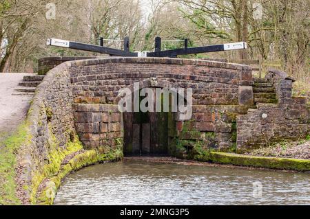 Marple Lock numéro 3 sur le canal Peak Forest, Marple, Greater Manchester, Angleterre, Royaume-Uni. Banque D'Images