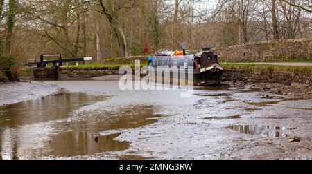 Bateau étroit soit garés et ne va pas bientôt dans une partie sèche du canal de la forêt de Peak près de Marple Bridge, Greater Manchester, Angleterre, U Banque D'Images