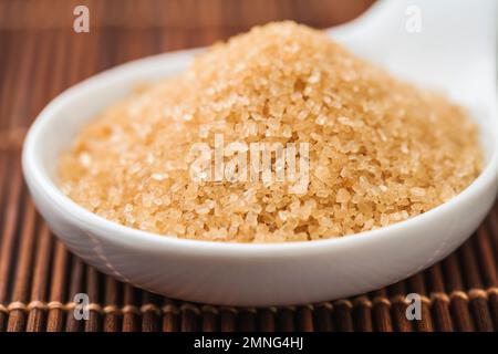 Cristaux de canne à sucre Demerara de Maurice dans un bol Banque D'Images