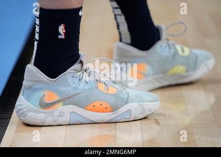 The shoes worn by Memphis Grizzlies forward David Roddy during the first  half of an NBA basketball game against the Minnesota Timberwolves, Friday,  Jan. 27, 2023, in Minneapolis. (AP Photo/Abbie Parr Fotografía