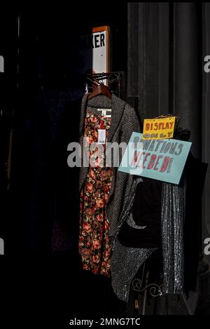 Affiche « dons nécessaires » sur un mannequin à l'extérieur d'un magasin de charité Shelter sur Forrest Road, Édimbourg, Écosse, Royaume-Uni. Banque D'Images