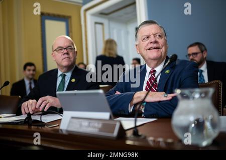 Washington, États-Unis. 30th janvier 2023. Le représentant Tom Cole (R-OK), président du comité, à droite, et le représentant Jim McGovern (D-ma), membre du comité de classement du comité, à gauche, avant une réunion du comité du Règlement de la Chambre, aux États-Unis Capitole, à Washington, DC, lundi, 30 janvier, 2023. (Graeme Sloan/Sipa USA) Credit: SIPA USA/Alay Live News Banque D'Images