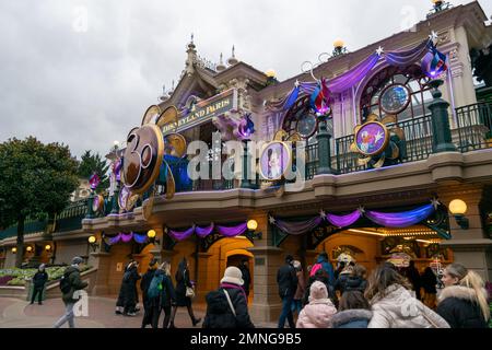 Parc Disneyland Paris 30 ème anniversaire. Disneyland Paris en janvier 2023. Les gens qui vont à Disneyland. Banque D'Images