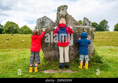 Les gens ésotériquement inclinés prétendent que le cercle de pierre d'Avebury se trouve sur une ligne de terre. Ces monuments en ligne droite relient des lieux de culte préhistoriques, des menhirs, des sources sacrées ou des églises. L'une de ces lignes de pouvoir spirituel, la ligne Michael, traverse Royston et traverse également Stonehenge et Avebury, Marlborough, Angleterre Banque D'Images