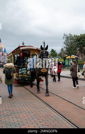 Disneyland Paris transport aller simple à cheval, tramways à cheval. Les tramways richement décorés de la rue principale sont tirés par des chevaux. Banque D'Images