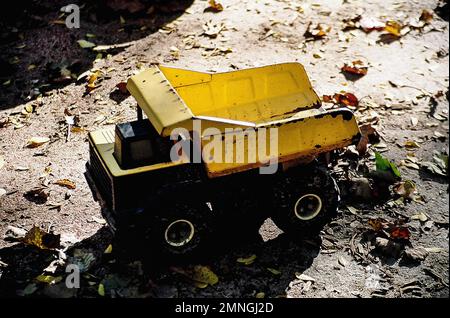 Camion à benne basculante jouet Banque D'Images