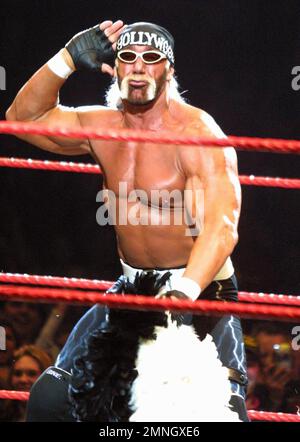 **PHOTO DE FICHIER** Hulk Hogan ne semble pas pouvoir sentir le corps inférieur après la chirurgie du dos. Hulk Hogan 2002 crédit: John Barrett/PHOTOlink/MediaPunch Banque D'Images