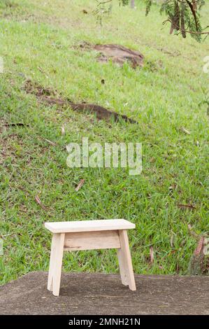 Chaise en bois faite à la main; en bois brut. Banque D'Images