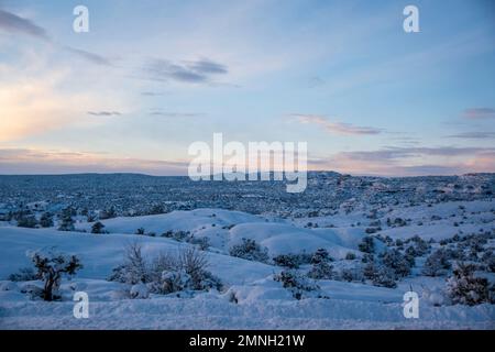 Parfois, les tempêtes de neige déneigent beaucoup de neige dans le parc national de Canyonlands en Utah, créant un paysage magique. Banque D'Images