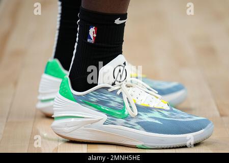 The shoes worn by Memphis Grizzlies forward David Roddy during the first  half of an NBA basketball game against the Minnesota Timberwolves, Friday,  Jan. 27, 2023, in Minneapolis. (AP Photo/Abbie Parr Fotografía