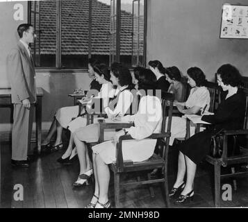 Infirmières de la Force aérienne brésilienne en classe de physiologie aéro-médicale donnée par le Dr Grelle de l'hôpital aéronautique brésilien - Rio de Janeiro, Brésil, Amérique du Sud ca. Octobre 1944 Banque D'Images