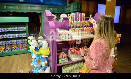 Varsovie Pologne. 5 juin 2022. Produits dans une boutique de souvenirs dans le parc à thème intérieur Majaland Varsovie. Banque D'Images