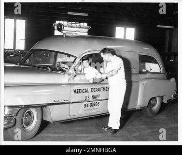 Hôpital naval St. Albans, long Island, New York. La Division des transports, qui est tenue à jour par des employés civils, fournit un service d'ambulance 24 heures sur 24 à la région métropolitaine de New York. 1958 Banque D'Images