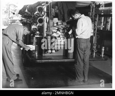 Hôpital naval St. Albans, long Island, New York. Les pompiers maintiennent constamment l'équipement du service des incendies pour être prêt à tout moment ca. 1958 Banque D'Images