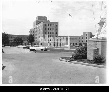 Hôpital naval St. Albans, long Island, New York. Bâtiment administratif vu de l'extrémité ouest du centre commercial ca. 1958 Banque D'Images