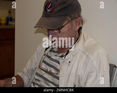 Johnson City, Tennessee, États-Unis 2022-05-07 Photographe examinant l'équipement. Banque D'Images