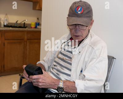 Johnson City, Tennessee, États-Unis 2022-05-07 Photographe examinant l'équipement. Banque D'Images