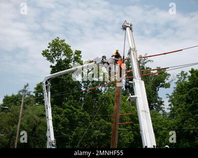 johnson City, Tennessee, États-Unis 2022-05-18 Remplacement des pôles du réseau. Banque D'Images