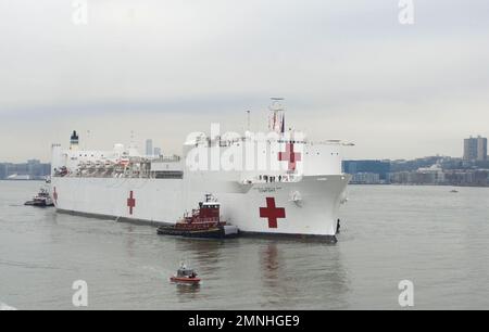 NEW YORK (le 30 MARS 2020) le navire-hôpital USNS Comfort (T-AH 20) du Commandement militaire du Sealift s’entire vers le Pier 20 à New York pour soutenir les efforts de réponse de la nation COVID-19. Banque D'Images