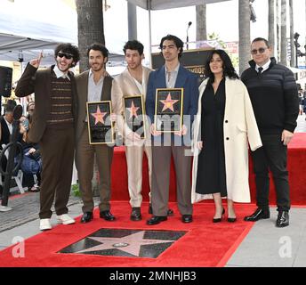 Los Angeles, États-Unis. 30th janvier 2023. Frankie Jonas, Kevin Jonas, Nick Jonas, Joe Jonas, Denise Jonas & Paul Kevin Jonas Sr. À la cérémonie du Hollywood Walk of Fame Star en hommage aux Jonas Brothers. Crédit photo : Paul Smith/Alamy Live News Banque D'Images