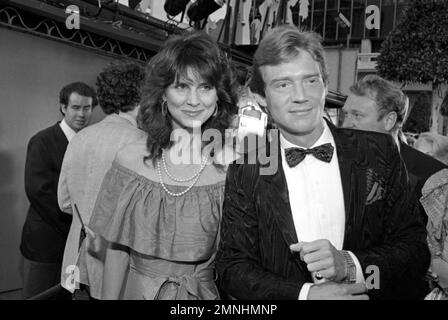 Anthony Andrews avec Holly Palance à la première d'Annie au Mann's Chinese Theatre 19 mai 1982. Crédit: Ralph Dominguez/MediaPunch Banque D'Images