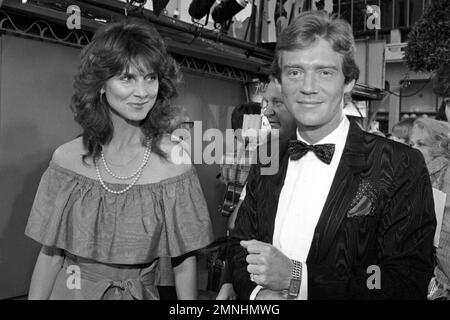 Anthony Andrews avec Holly Palance à la première d'Annie au Mann's Chinese Theatre 19 mai 1982. Crédit: Ralph Dominguez/MediaPunch Banque D'Images