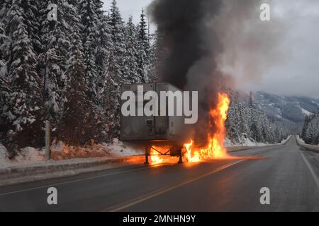 De la fumée noire s'échappe d'un tracteur en feu sur la route transcanadienne Banque D'Images