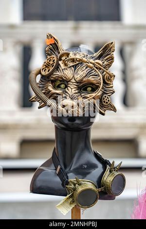 Masque de chat de style steampunk à la tête de mannequin à Venise, Italie Banque D'Images