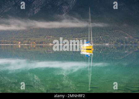 Voiliers sur le lac Achensee près d'Innsbruck à l'aube paisible, alpes du Tyrol, Autriche Banque D'Images