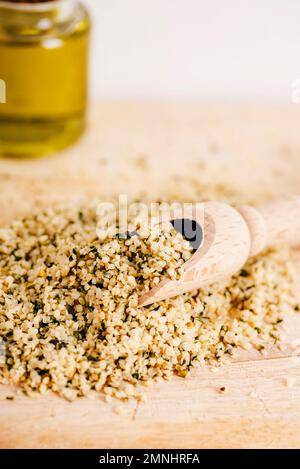 Graines de chanvre dans une pelle en bois sur table en bois. Gros plan Banque D'Images