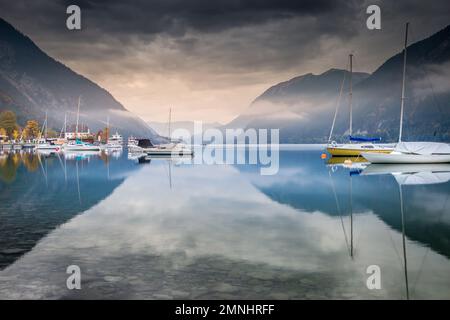 Voiliers sur le lac Achensee près d'Innsbruck à l'aube paisible, alpes du Tyrol, Autriche Banque D'Images