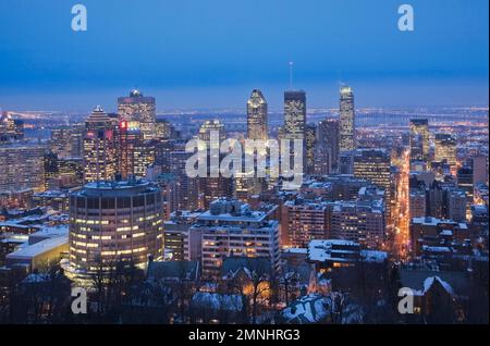 Horizon de Montréal illuminé au crépuscule en hiver depuis le belvédère du Mont-Royal, Québec, Canada. Banque D'Images