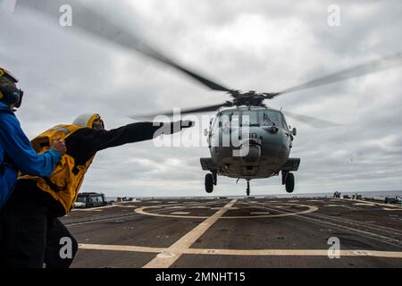 221003-N-ZQ263-1089 OCÉAN PACIFIQUE (OCT 3, 2022) Un hélicoptère MH-60s Sea Hawk, du « Screamis’ Indians » de l’Escadron anti-sous-marin d’hélicoptères (HSC) 6, s’approche du pont de vol du destroyer à missiles guidés de la classe Arleigh Burke USS Chung-Hoon (DDG 93). Chung-Hoon travaille avec Nimitz Carrier Strike Group en vue d'un déploiement à venir. Banque D'Images