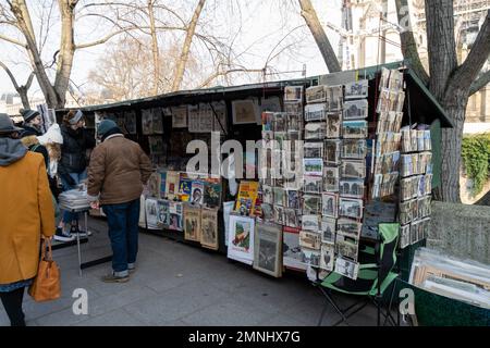 Les étals de libraires le long de la Seine en France sont une institution à Paris. Paris antiquaires avec peintures, livres et jouets. Banque D'Images