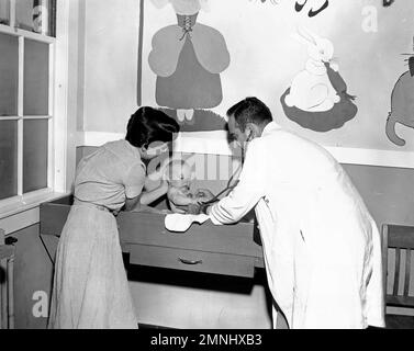 Hôpital naval de Portsmouth, New Hampshire. Clinique pédiatrique ca. 1940s ou 1950s Banque D'Images