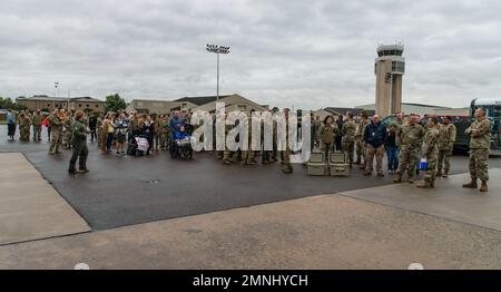 La famille, les membres de l'escadron et d'autres membres de l'équipe Dover attendent que le personnel déployé débarque à la base aérienne de Douvres, Delaware, le 3 octobre 2022. Le personnel a été accueilli à leur retour à Douvres après avoir été déployé à la base aérienne d'Al Udeid, au Qatar. Banque D'Images