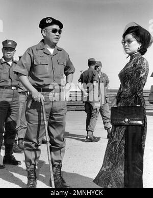 [Centre d'activités de soutien naval de Danang, Vietnam]. Inspection du ...