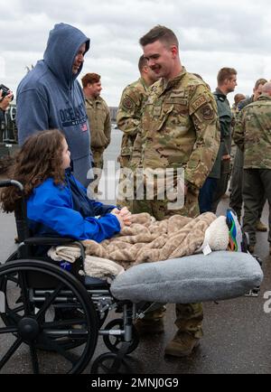 Airman 1st Class Dexter Lynn, 3rd Airlift Squadron C-17 Globemaster III loadmaster, parle avec son père, Greg et sa sœur Avery après son retour à la base aérienne de Douvres, Delaware, le 3 octobre 2022. Les membres du 3rd AS, du 436th Mission Generation Group et de l'escadron 436th des forces de sécurité ont été accueillis par des membres de la famille, d'autres membres de l'escadron et de l'équipe Douvres après leur retour d'un déploiement à la base aérienne d'Al Udeid, au Qatar. Le C-17 Globemaster III, exploité par 3AS, est capable de livrer rapidement et de façon stratégique des troupes et de tous les types de cargaison aux bases d'exploitation principales ou directement aux bases de transfert dans le cadre d'un déploiement Banque D'Images