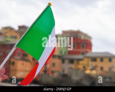 Gros plan du drapeau national tricolore de l'Italie sur fond marin Banque D'Images