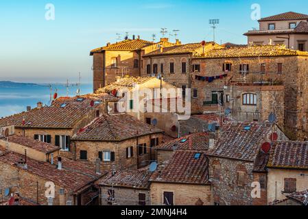 Vue sur les toits de tuiles et les maisons en pierre de la ville de Volterra, Toscane, Italie Banque D'Images