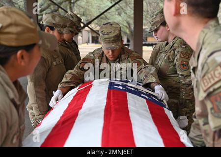 Texas, États-Unis. 20th janvier 2023. Base commune San Antonio honneur les gardiens de garde pratiquent la formation de détail funéraire comme l'Airman principal Nathan McIntosh habille le drapeau américain sur la caisse d'entraînement à JBSA-Lackland, Texas, janvier. 20, 2023. L'équipe de garde d'honneur de la base offre des honneurs aux funérailles militaires pour les membres actifs, les retraités et les anciens combattants qui ont servi honorablement aux États-Unis Forces armées. Crédit : États-Unis Air Force/ZUMA Press Wire Service/ZUMAPRESS.com/Alamy Live News Banque D'Images