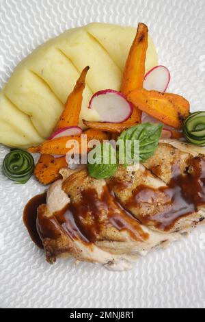 Côtes de porc avec légumes grillés et purée de pommes de terre Banque D'Images