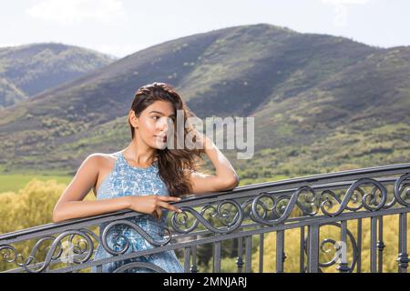 USA, Utah, Midway, Portrait de la belle femme sur la passerelle dans les paysages de montagne Banque D'Images