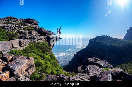 Les gens profitent de la vue depuis Table Mountain Banque D'Images