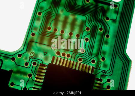 Carte de circuit imprimé verte sur fond blanc. Banque D'Images