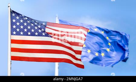 Drapeau des États-Unis et de l'Europe isolés sur fond de ciel Banque D'Images